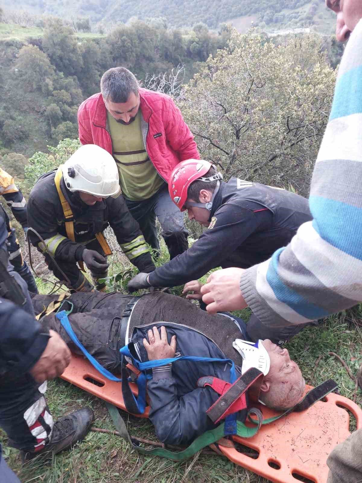 Kamyon dereye devrildi: 1 yaralı