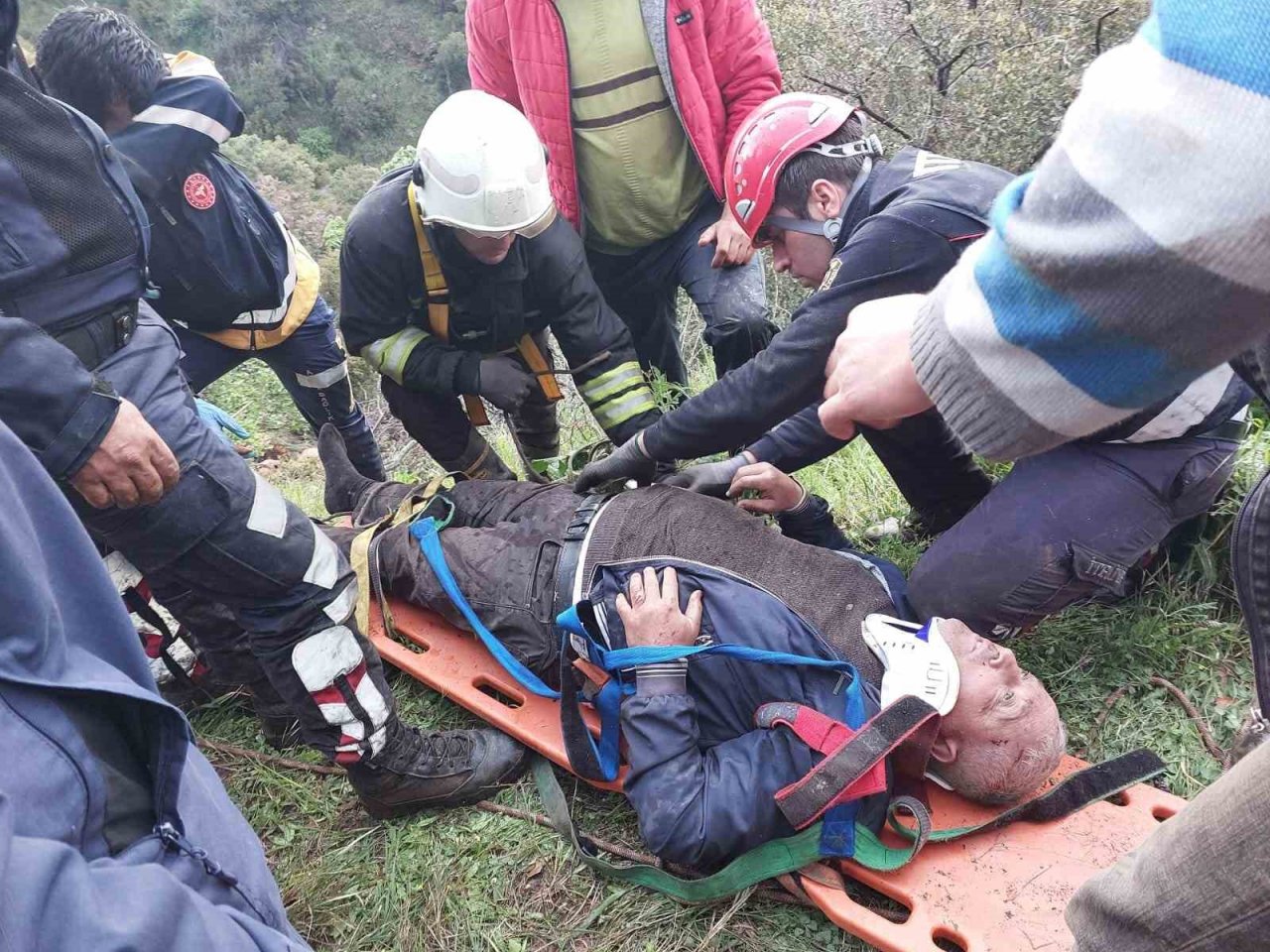 Kamyon dereye devrildi: 1 yaralı