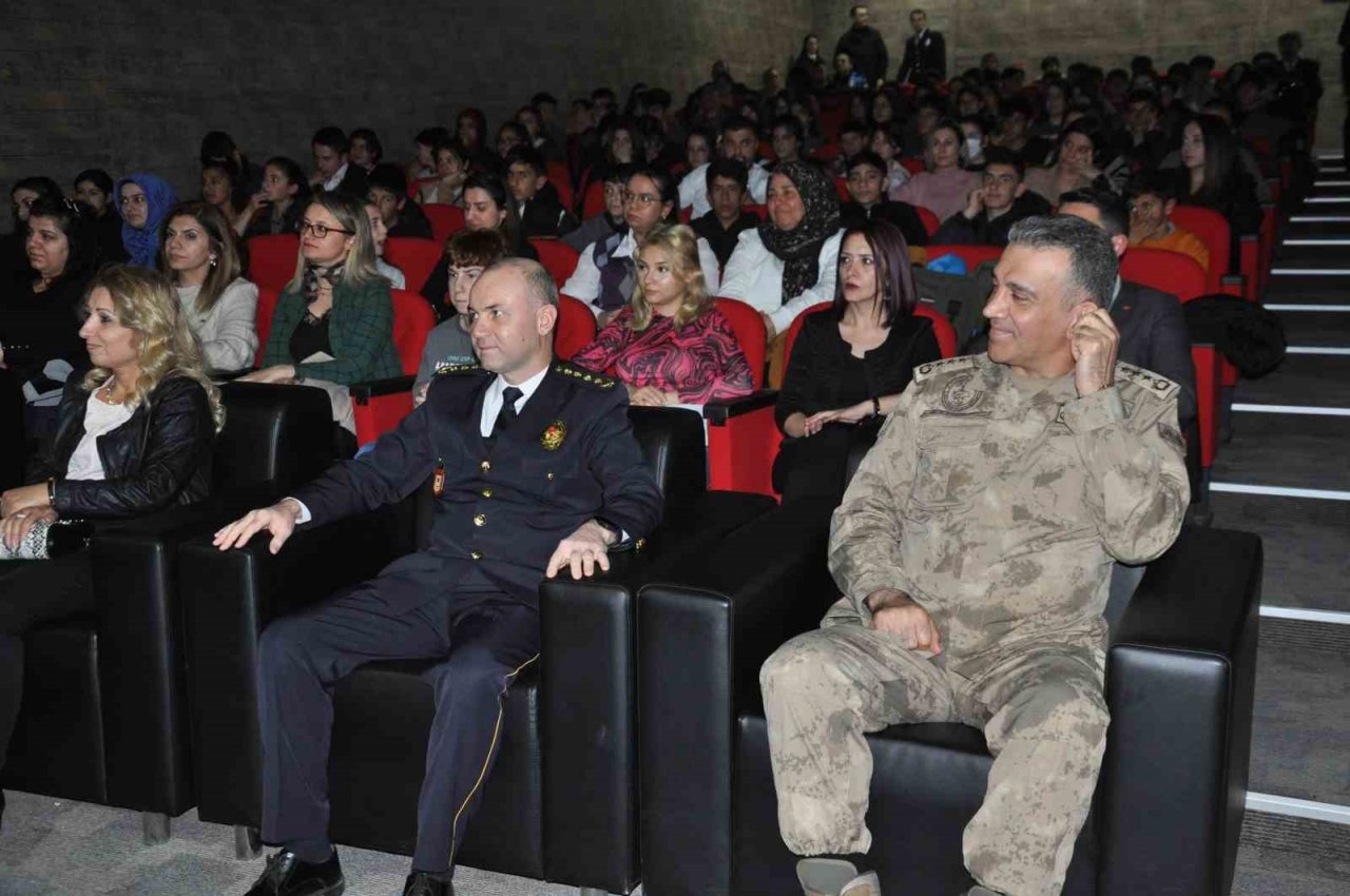 Kars’ta bilgi yarışması finalinde okullar ter döktü