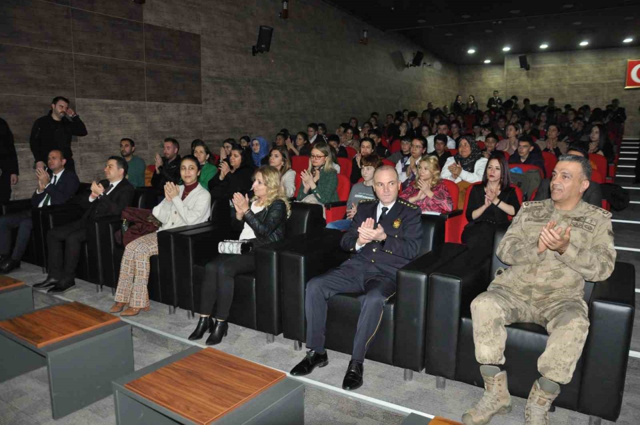 Kars’ta bilgi yarışması finalinde okullar ter döktü