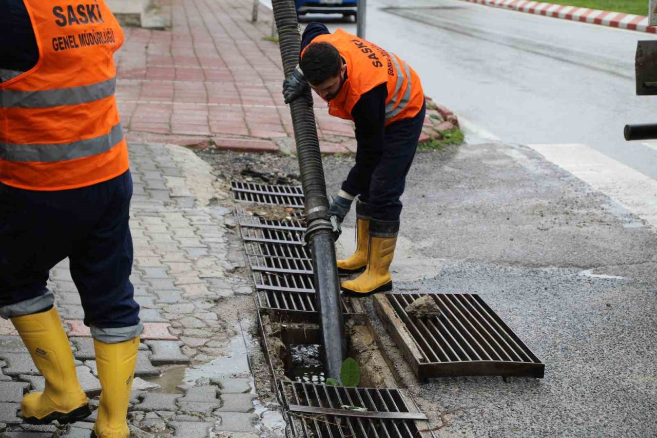 Kavak’ta mazgal ve ızgaralar temizleniyor