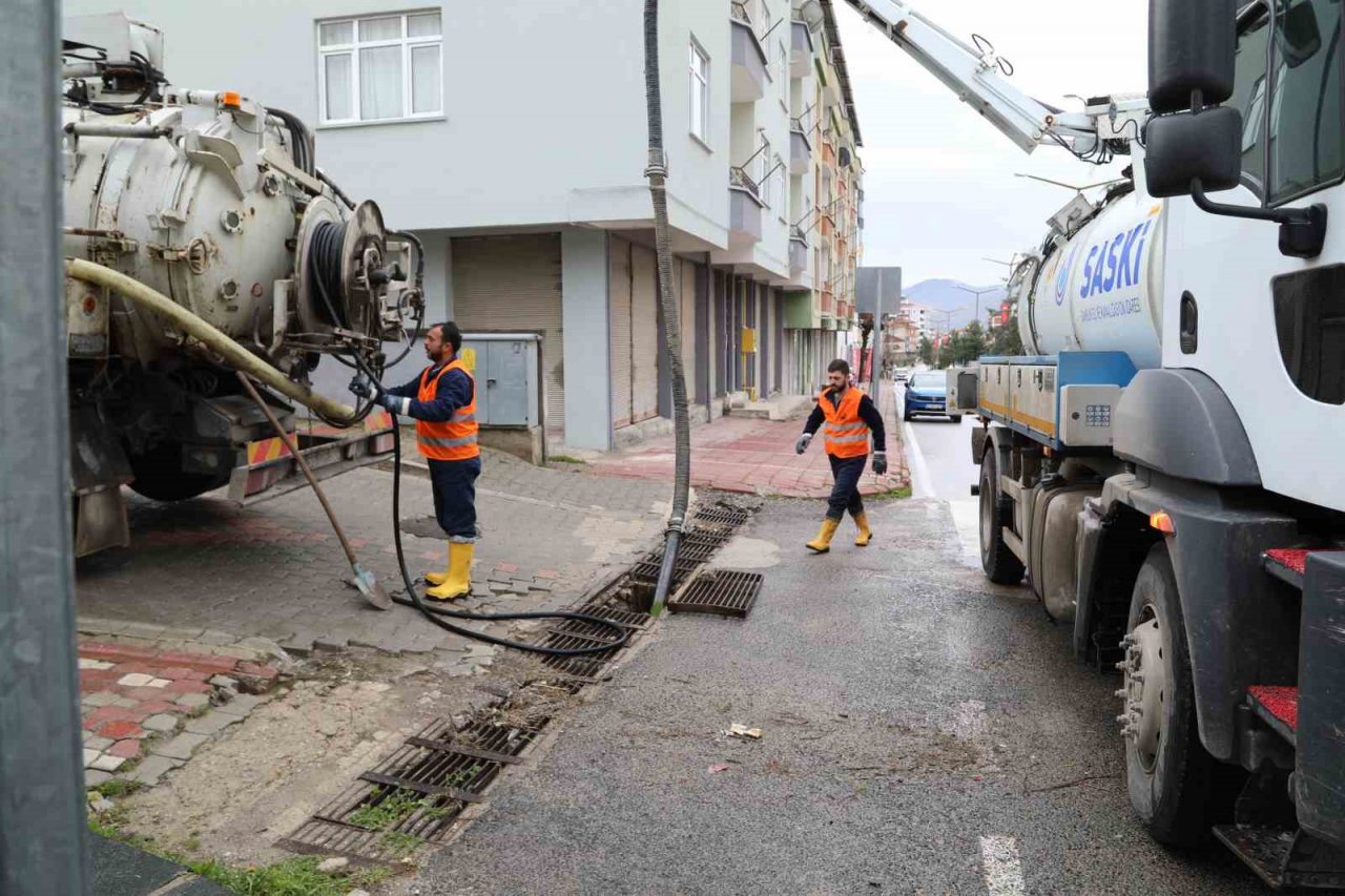 Kavak’ta mazgal ve ızgaralar temizleniyor