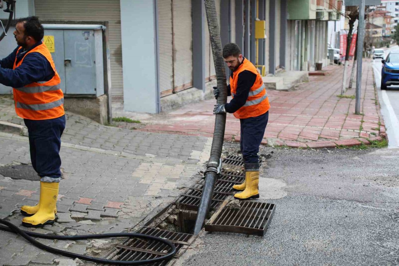 Kavak’ta mazgal ve ızgaralar temizleniyor