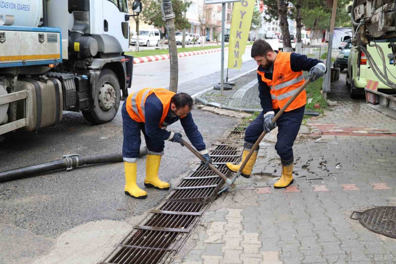 Kavak’ta mazgal ve ızgaralar temizleniyor