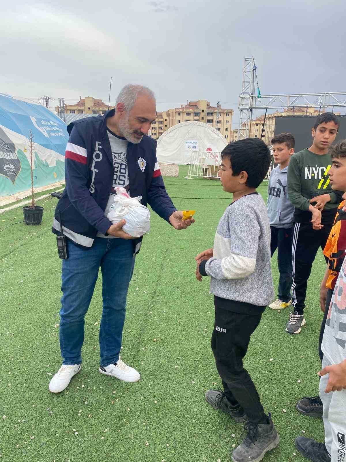 Depremzede Çocuklar Yalan İhbarda Bulunup Gelen Ekiplere Pasta İkram Ettiler