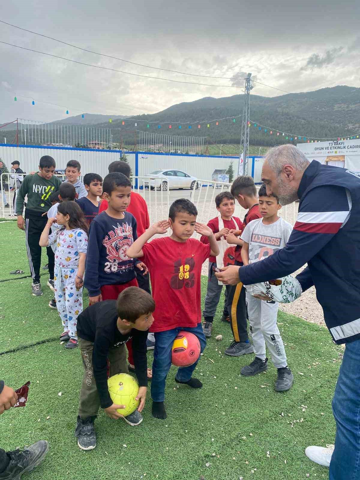 Depremzede Çocuklar Yalan İhbarda Bulunup Gelen Ekiplere Pasta İkram Ettiler