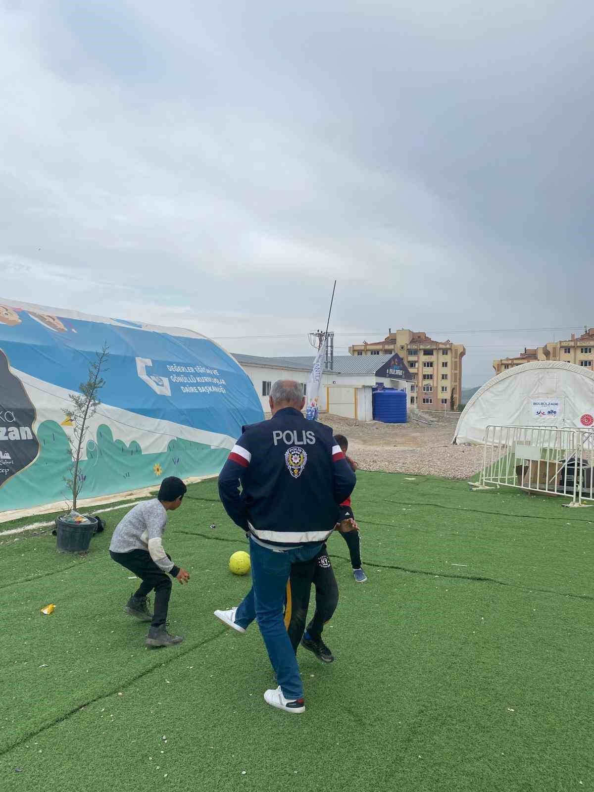 Depremzede Çocuklar Yalan İhbarda Bulunup Gelen Ekiplere Pasta İkram Ettiler