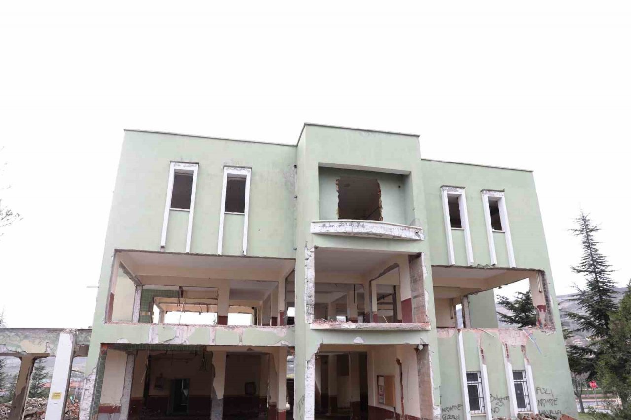 Başkan Çolakbayrakdar; “Merkez, yeni haliyle gençlerin yeni uğrak mekânı olacak”