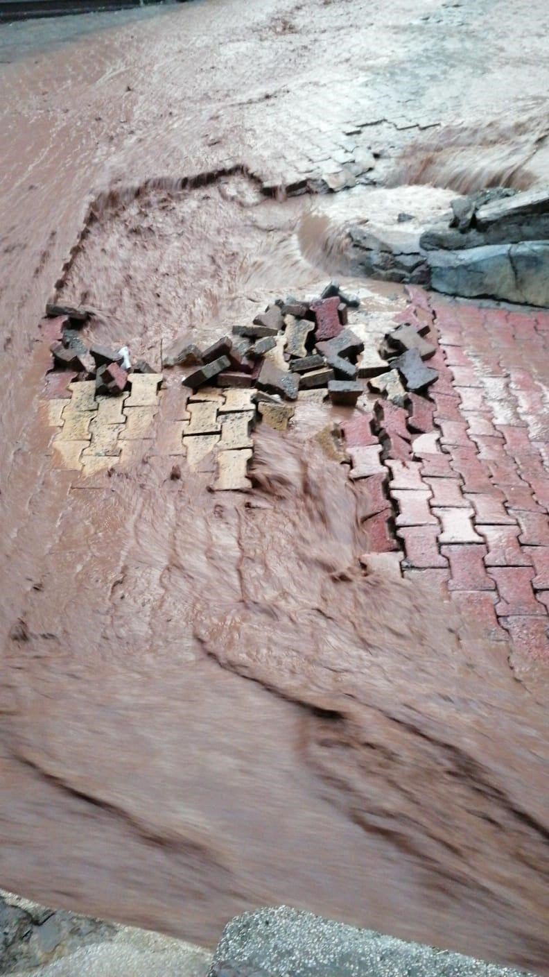 Elazığ’da sağanak sonrası iş yerlerini su bastı, yollar zarar gördü