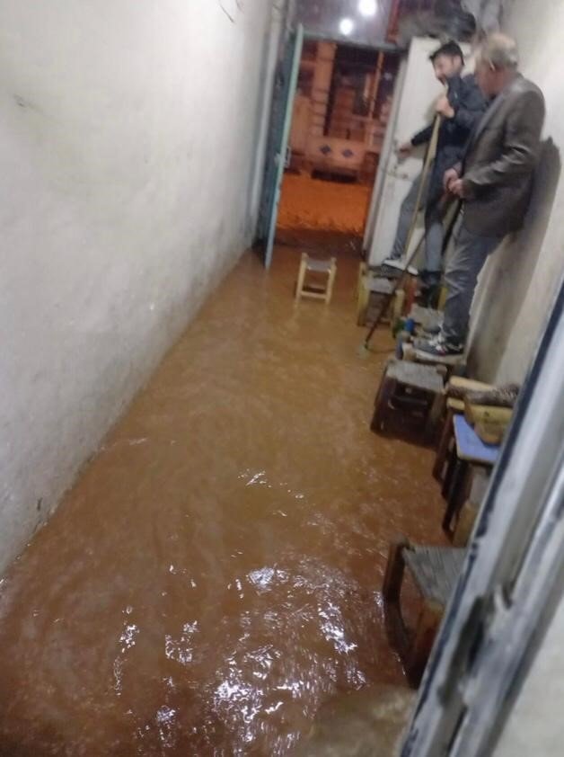 Elazığ’da sağanak sonrası iş yerlerini su bastı, yollar zarar gördü