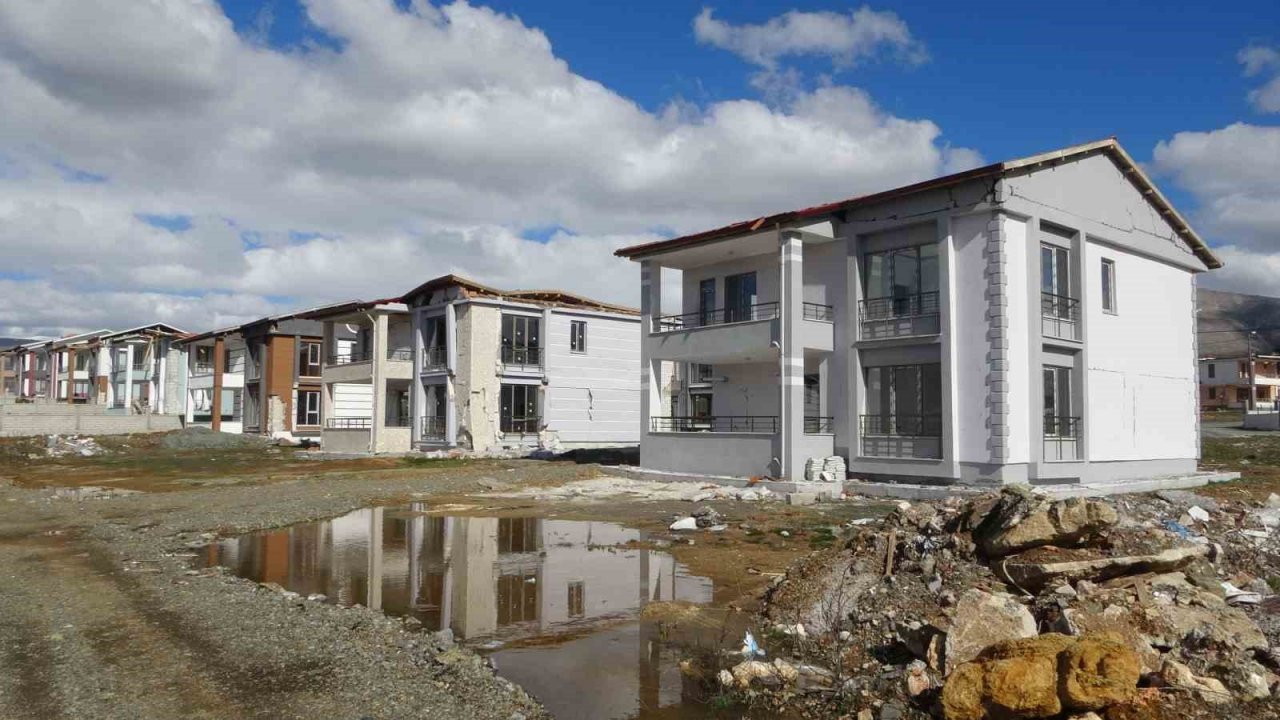 Malatya’da depremin vurduğu milyonluk 65 villa harabeye döndü