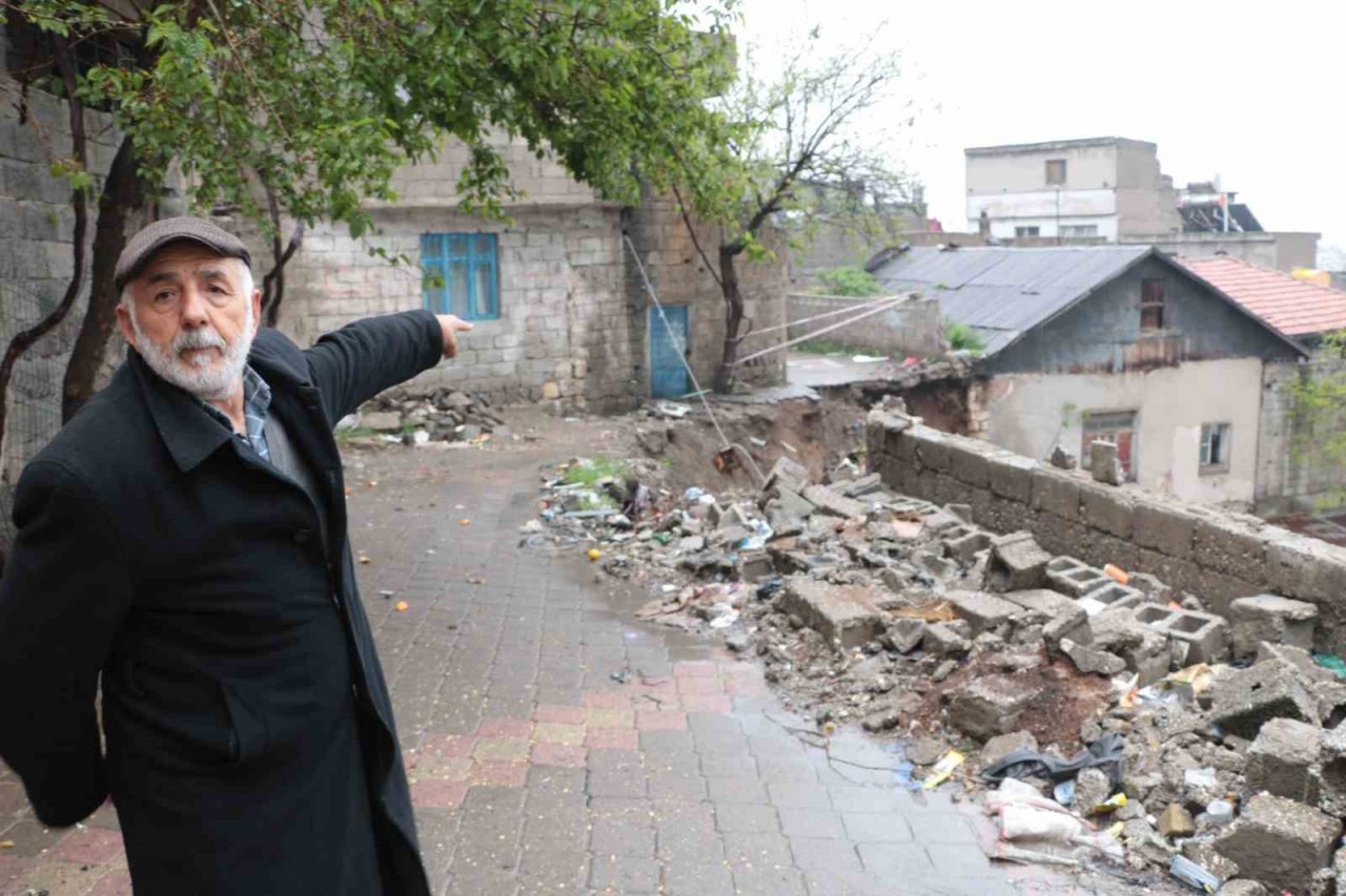 Mahallenin yolundaki çöküntü tedirginlik oluşturdu