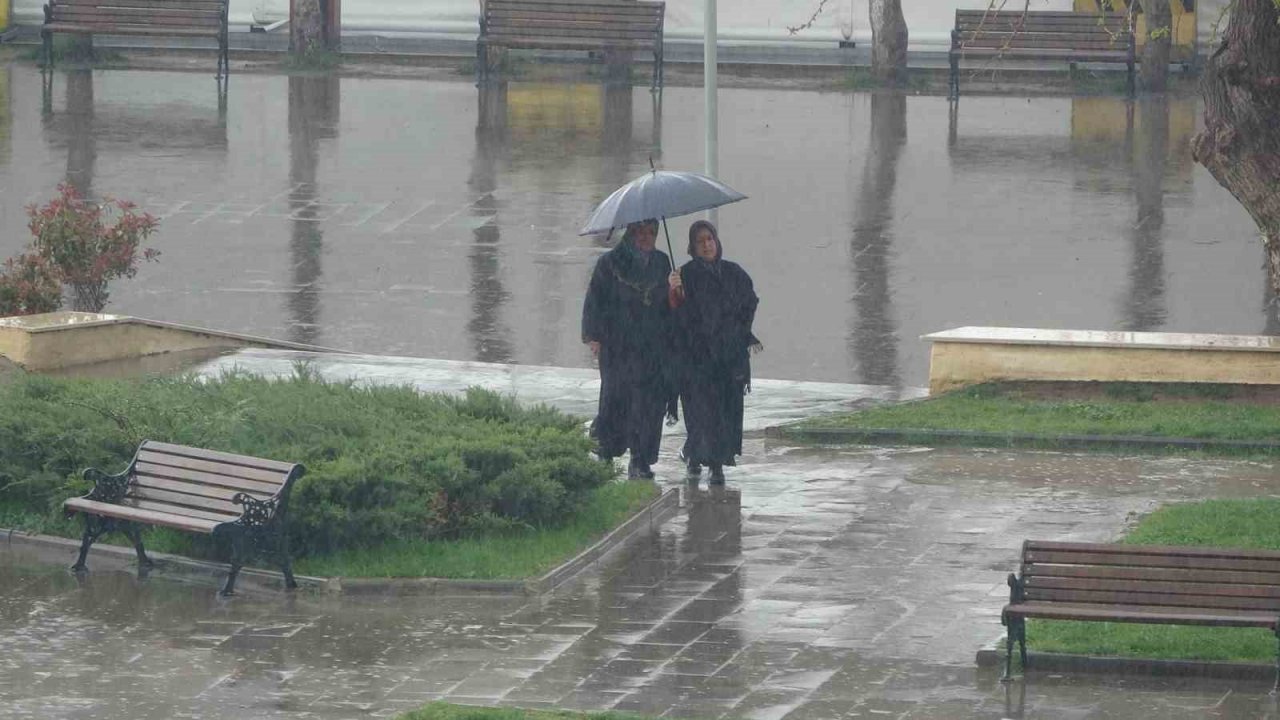 Siirt’te sağanak yağış başladı