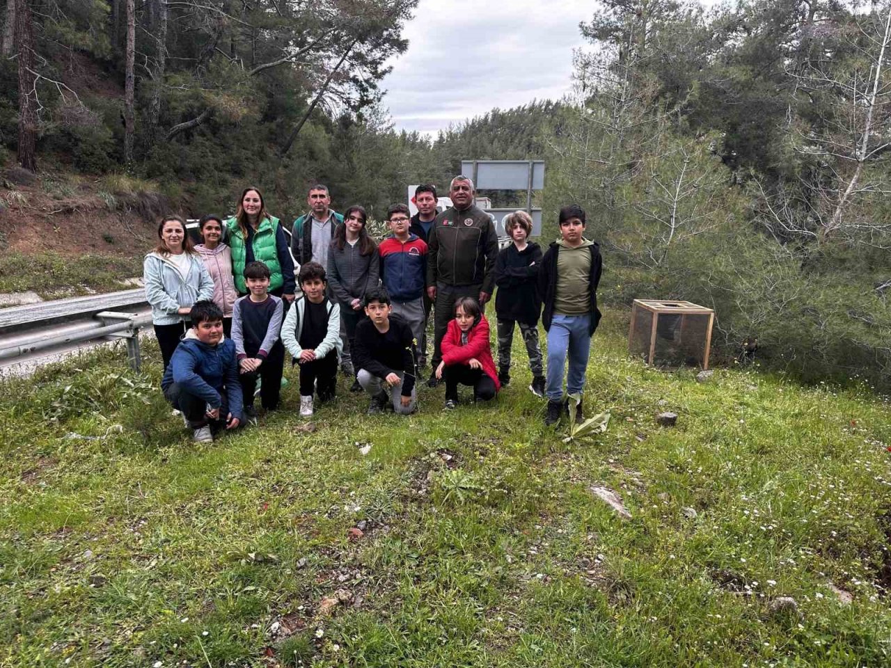 Öğrencilerden çam kese böceği zararlısına kafesli önlem