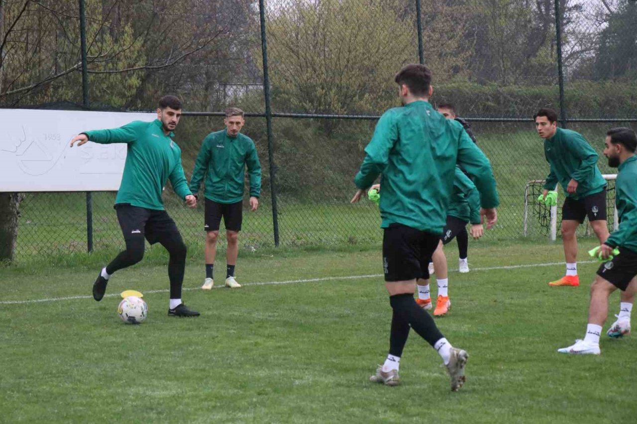 Süper Lig hasreti çeken Sakaryaspor, basamaklara sağlam basıyor