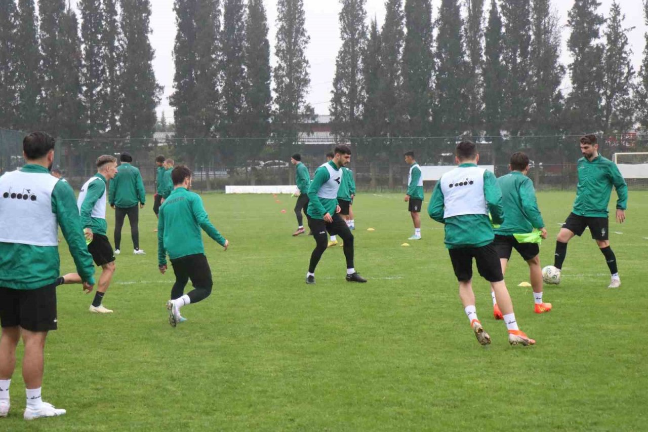 Süper Lig hasreti çeken Sakaryaspor, basamaklara sağlam basıyor