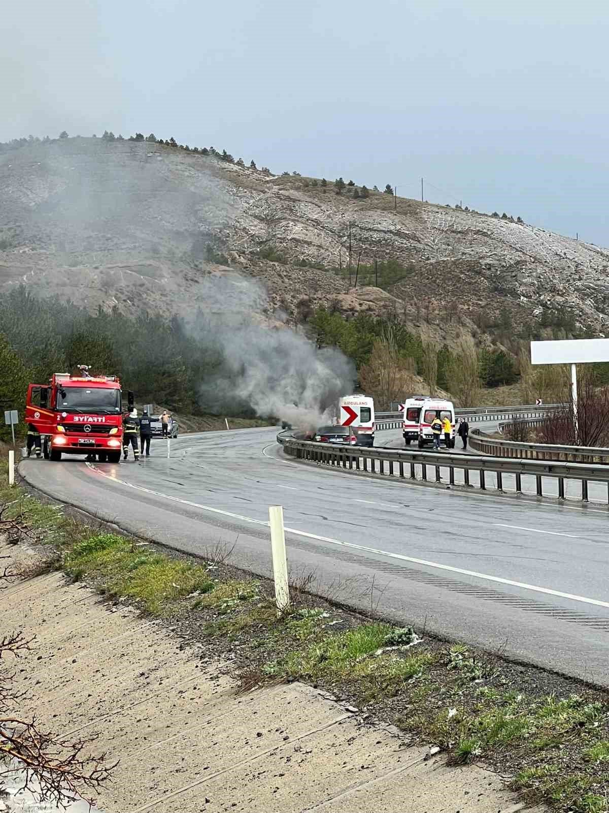 Bariyerlere çarpan araç alev aldı: 2 yaralı