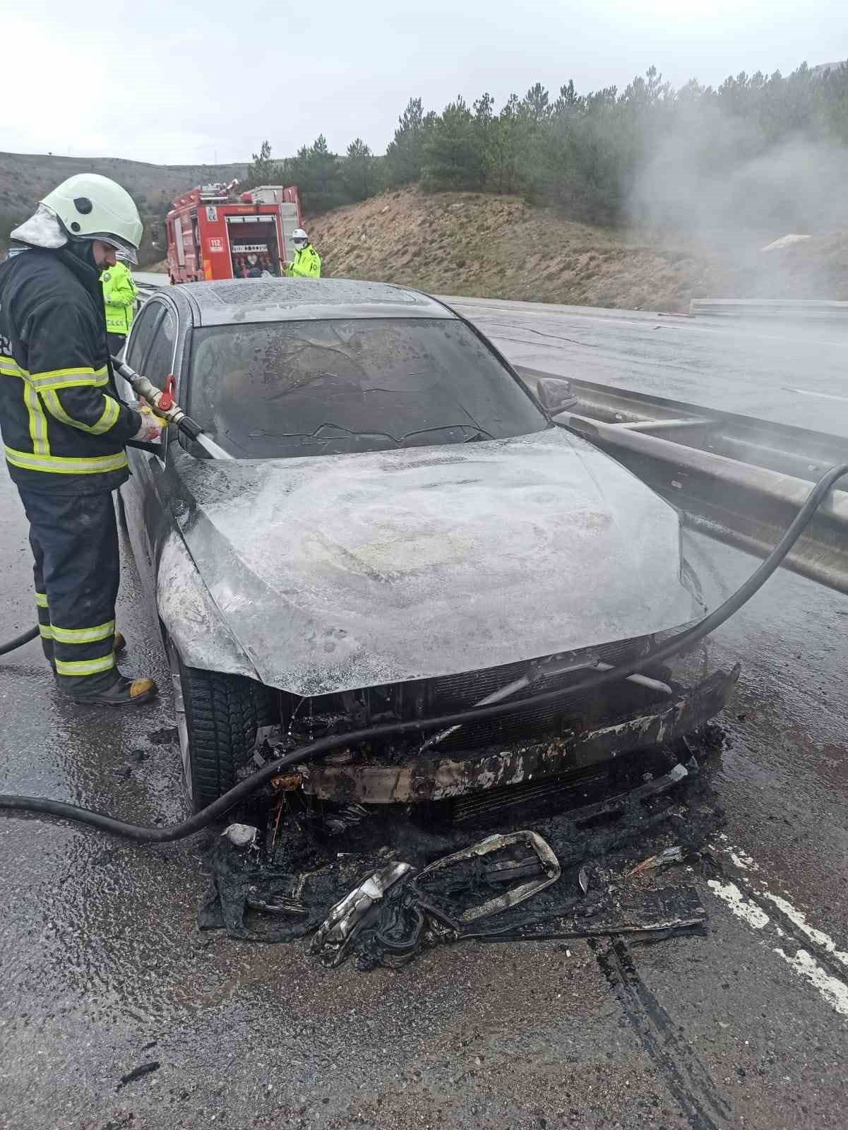 Bariyerlere çarpan araç alev aldı: 2 yaralı