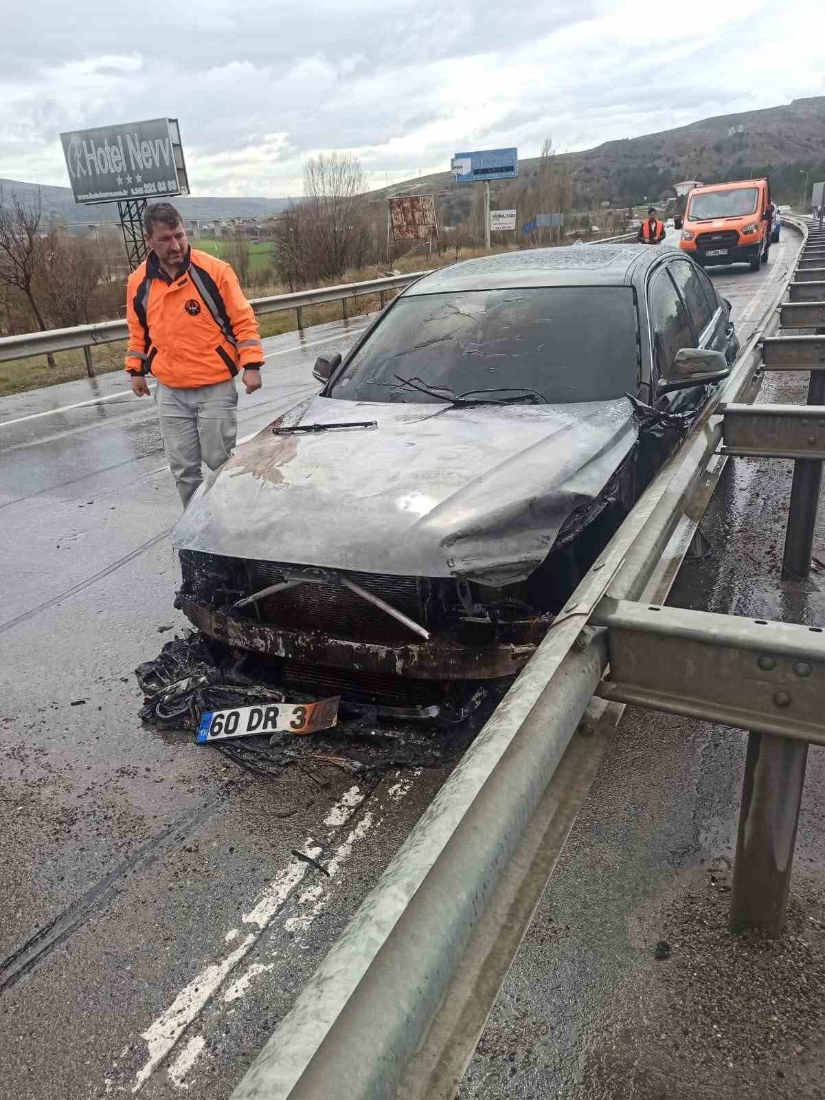 Bariyerlere çarpan araç alev aldı: 2 yaralı