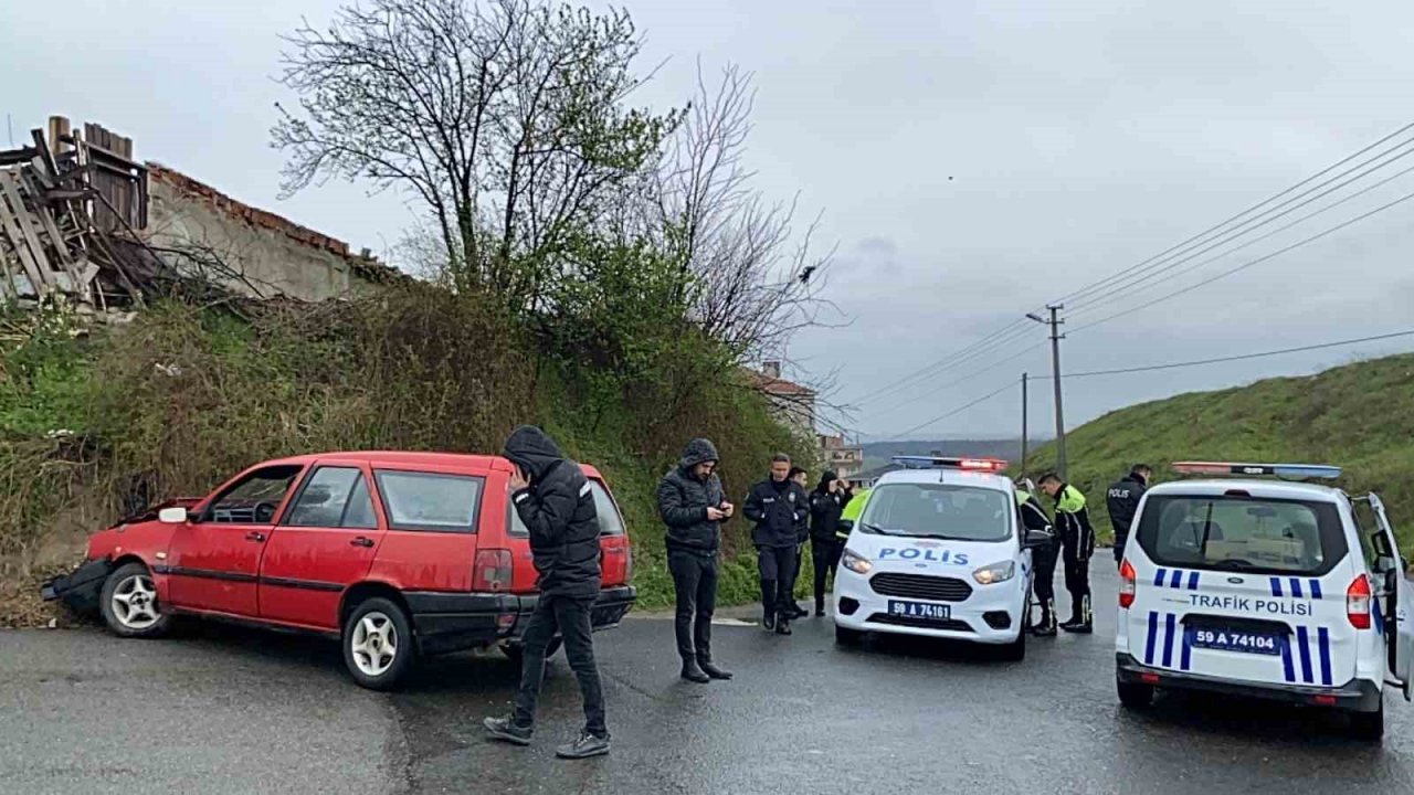 Çaldığı otomobille polisten kaçarken kaza yaptı