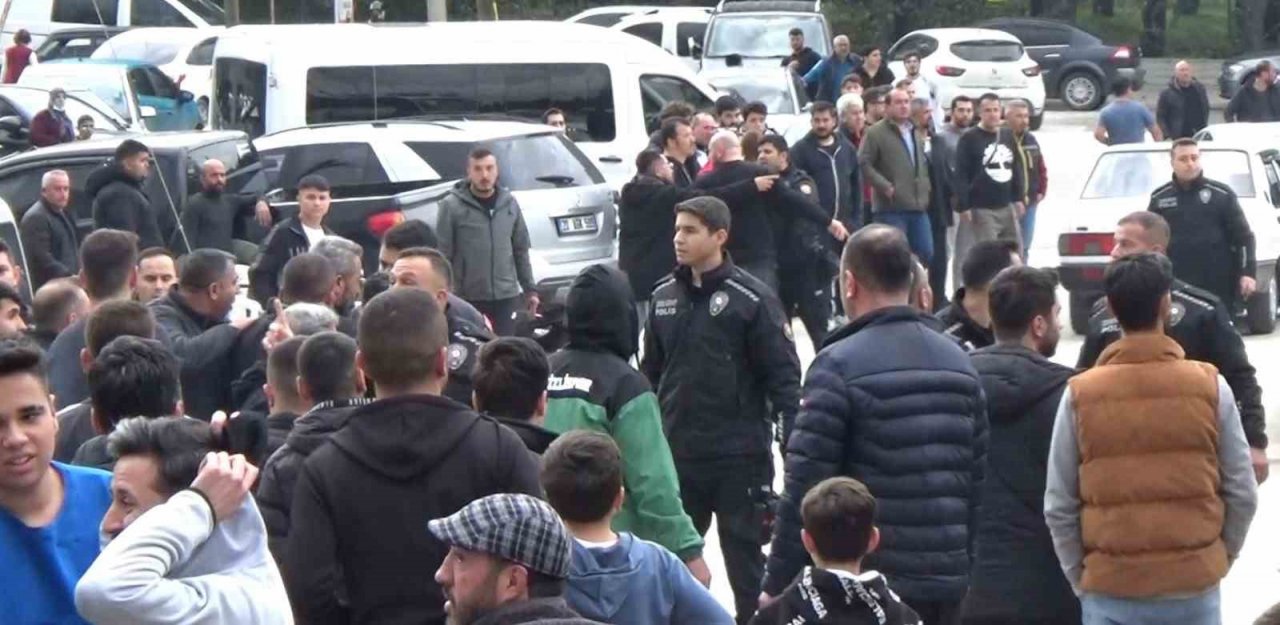 Maçta başlayan sözlü tartışma, bitiş düdüğüyle sokağa taştı