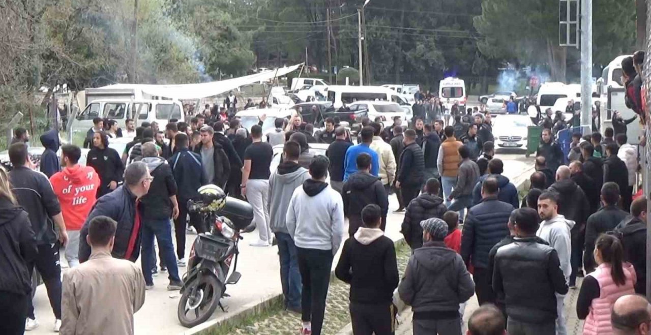 Maçta başlayan sözlü tartışma, bitiş düdüğüyle sokağa taştı