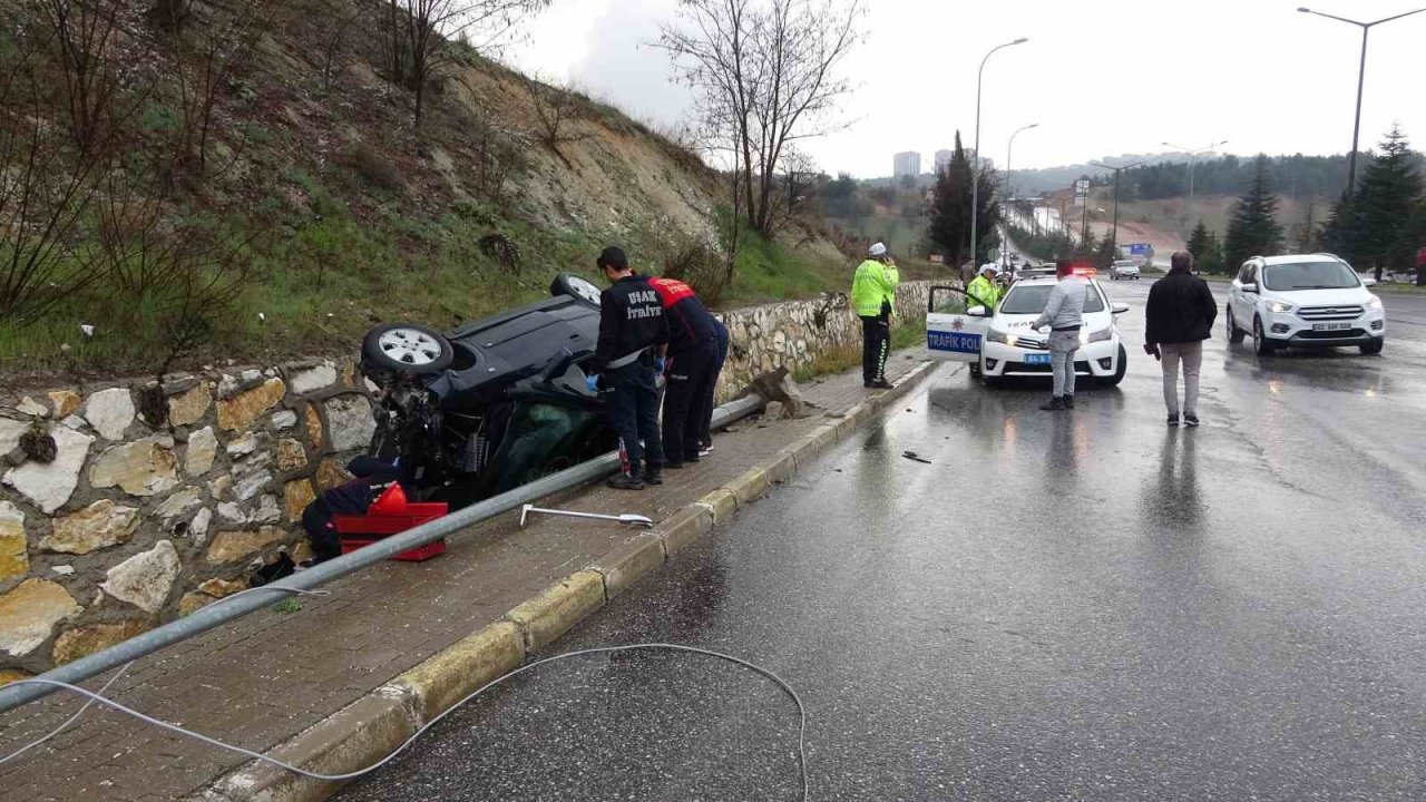 Kontrolden çıkan otomobil şarampole devrildi