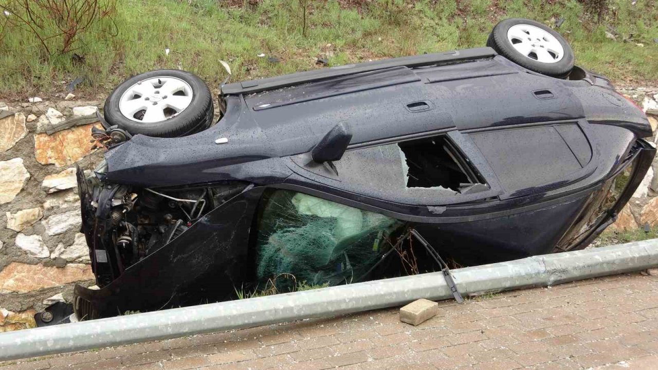 Kontrolden çıkan otomobil şarampole devrildi