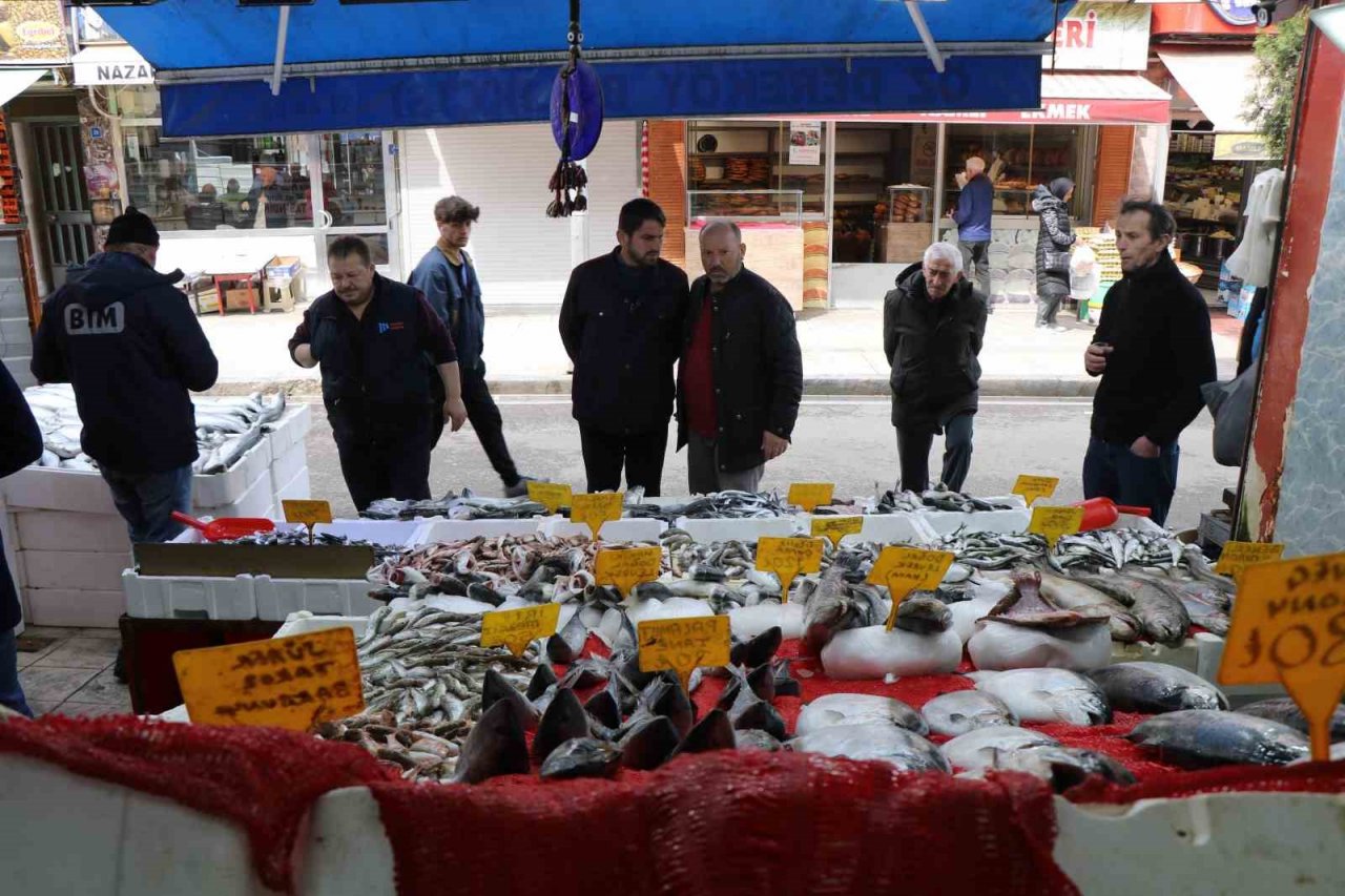 Sezonun son balıklarına yoğun ilgi