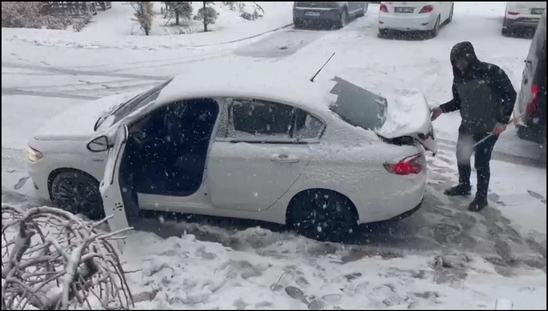 Başkale’de kar kalınlığı 20 santimetreye ulaştı