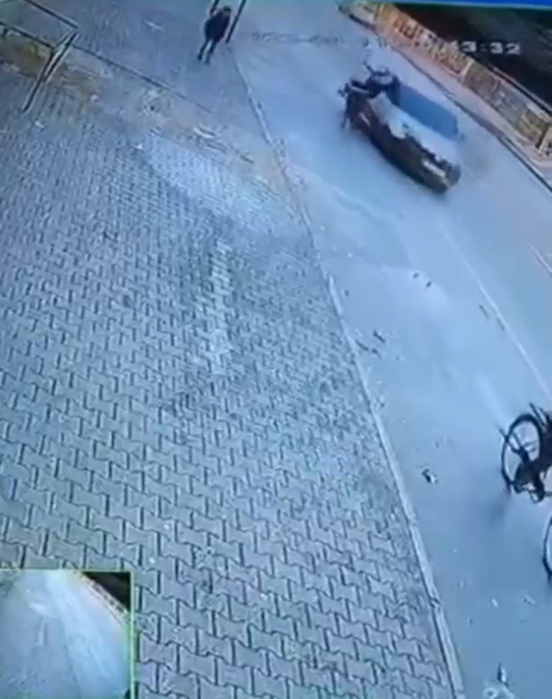 Otomobil bisikletliye çarptı: O anlar kamerada