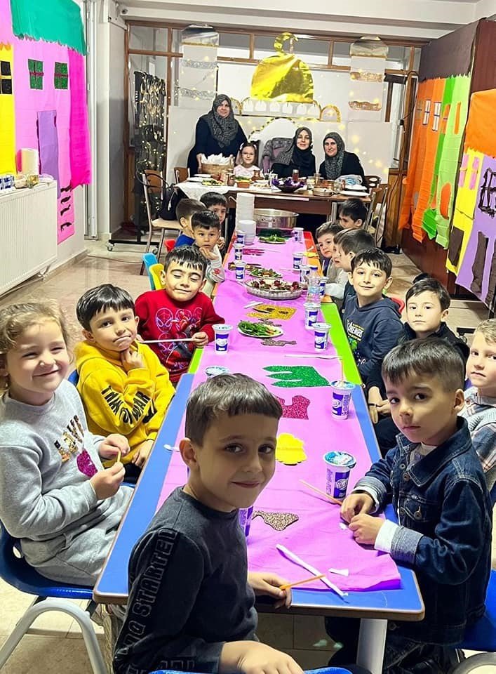 Minikler tekne oruçlarını açmak için iftarda buluştu