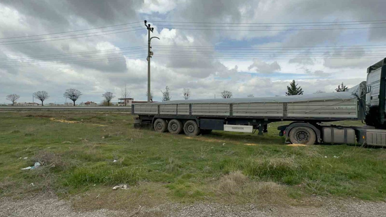 Sürücü yaptığı manevra ile mısır yüklü tırı devrilmekten kurtardı