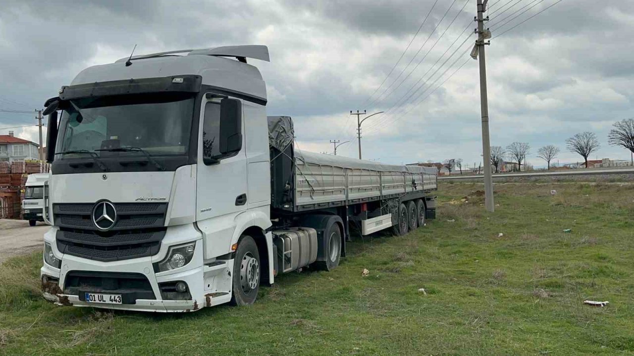 Sürücü yaptığı manevra ile mısır yüklü tırı devrilmekten kurtardı