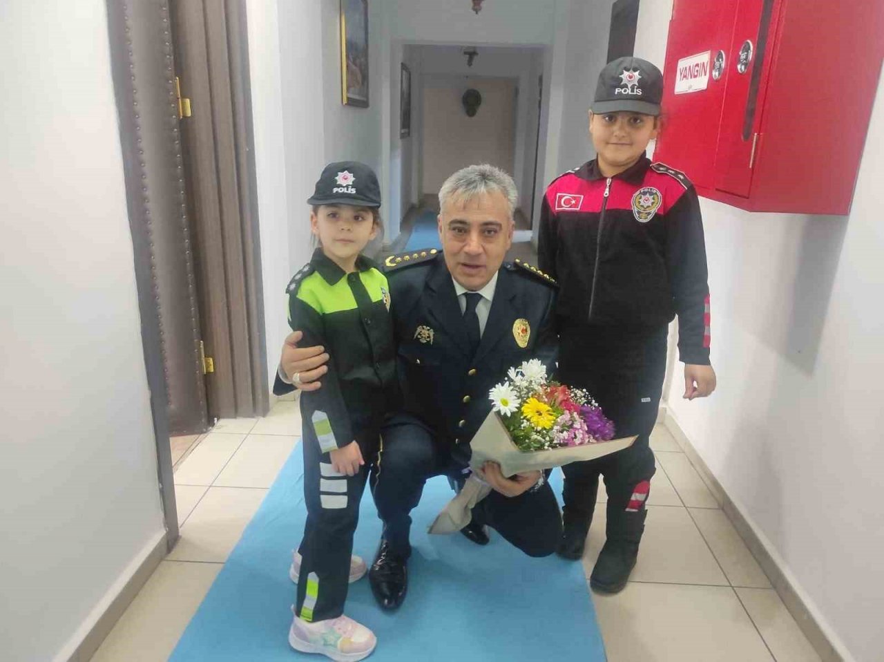 Ağrı’da minik öğrenciler Polis Haftası’nı unutmadı