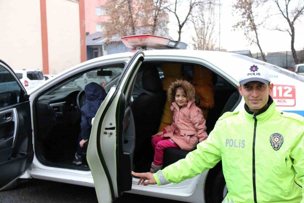 Ağrı’da minik öğrenciler Polis Haftası’nı unutmadı