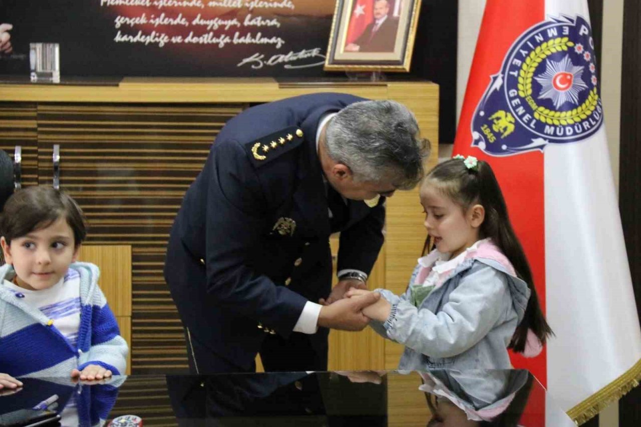 Ağrı’da minik öğrenciler Polis Haftası’nı unutmadı