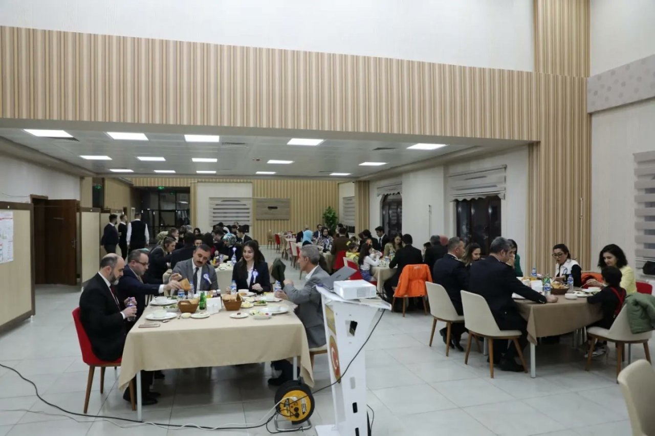 Ağrı’da minik öğrenciler Polis Haftası’nı unutmadı