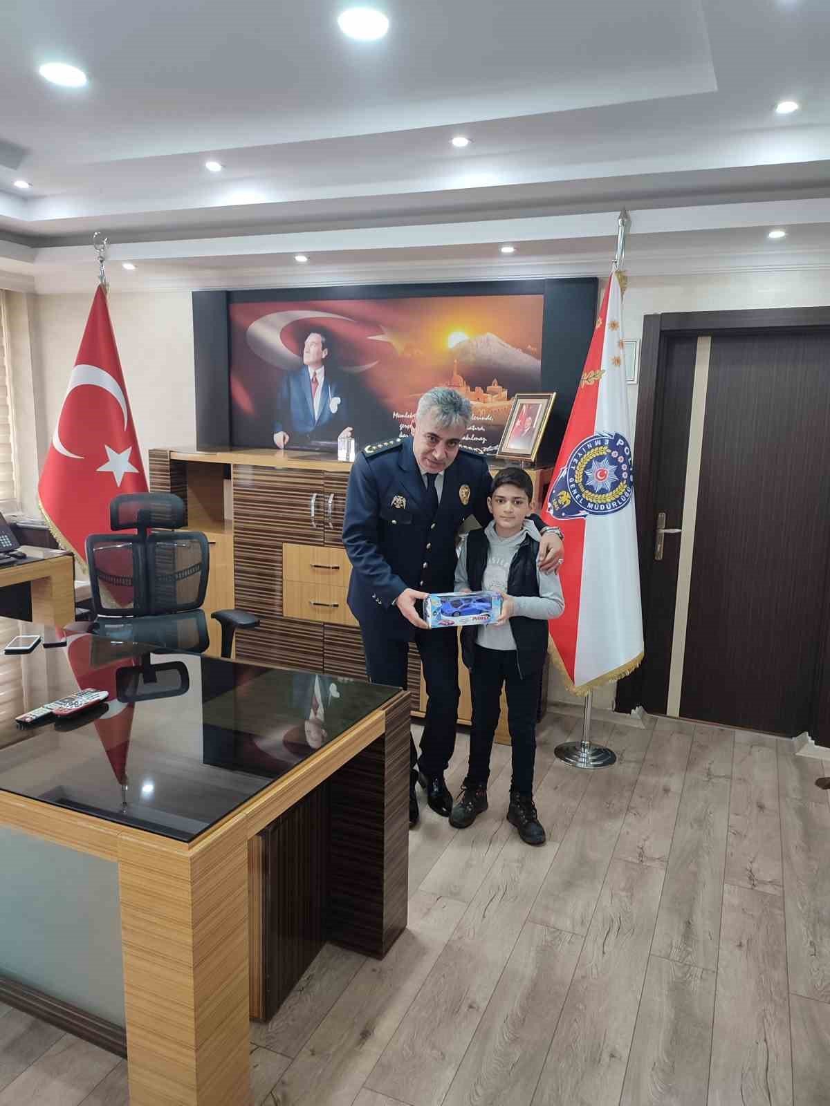 Ağrı’da minik öğrenciler Polis Haftası’nı unutmadı