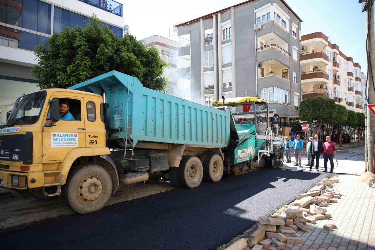 Alanya’da asfalt yenileme çalışmaları sürüyor