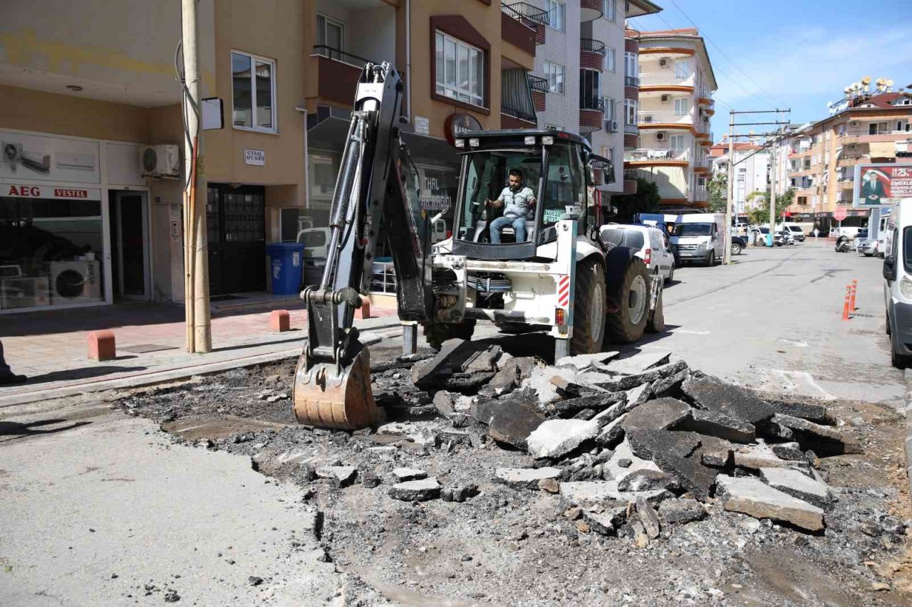 Alanya’da asfalt yenileme çalışmaları sürüyor