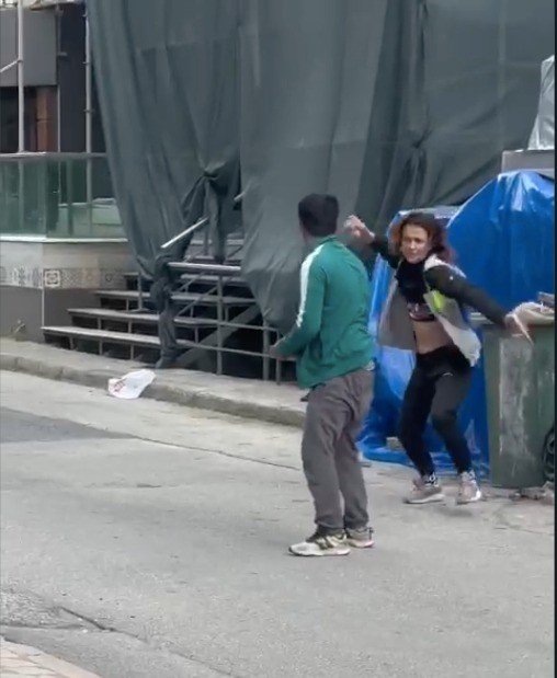 Sokak ortasında birbirini darp eden karı koca karakolda şikayetçi olmadı