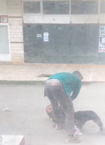 Sokak ortasında birbirini darp eden karı koca karakolda şikayetçi olmadı