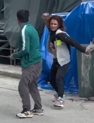 Sokak ortasında birbirini darp eden karı koca karakolda şikayetçi olmadı