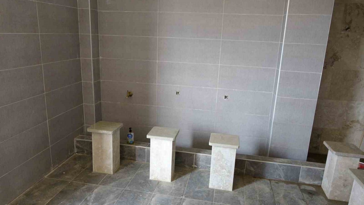 İnşaat halindeki caminin musluklarını çaldılar