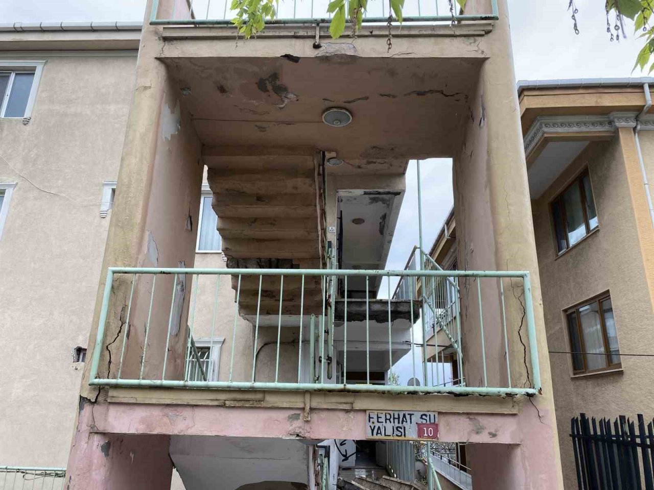 Avcılar’da merdivenleri çöken bina mühürlendi