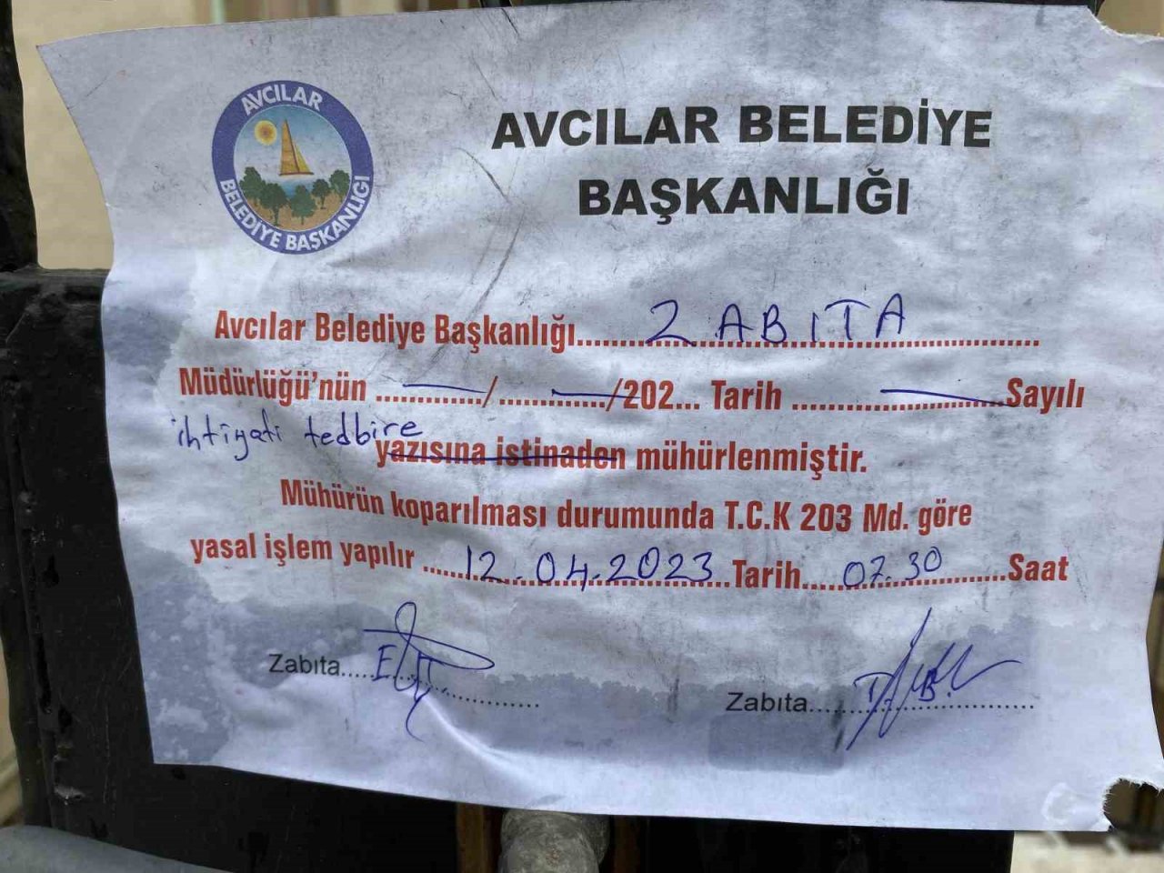 Avcılar’da merdivenleri çöken bina mühürlendi