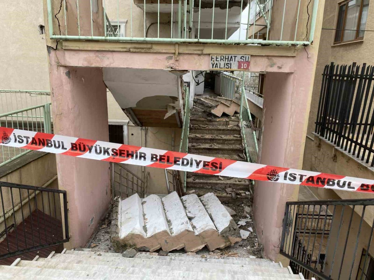 Avcılar’da merdivenleri çöken bina mühürlendi