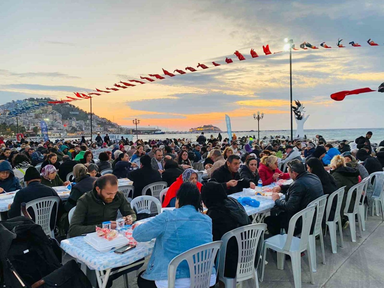 Aydın Büyükşehir Belediyesi iftar sofralarında vatandaşlarla buluşmayı sürdürüyor