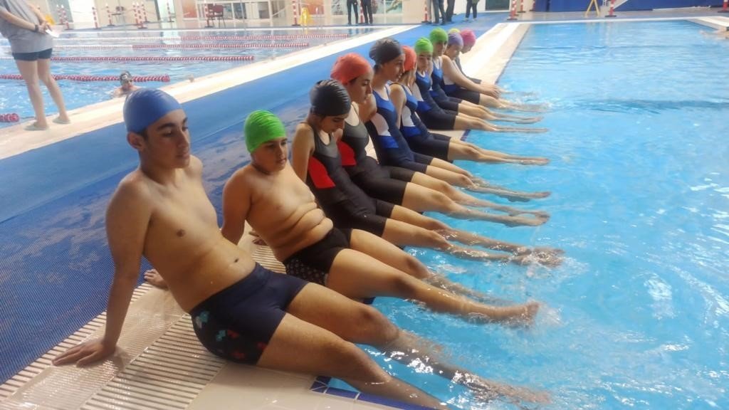 Depremzede çocuklara yüzme eğitimi